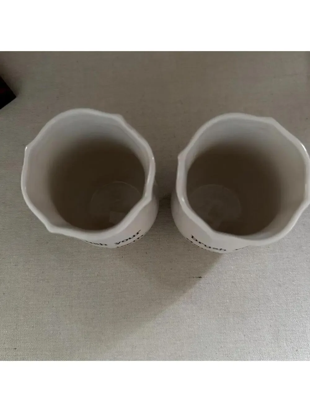 Cream ceramic toothbrush holder with text -  rim detailed edges - set of…